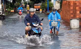Đến sáng 11/9, một đoạn đường Hồ Học Lãm, phường An Lạc vẫn còn ngập úngẢnh: Hữu Huy 