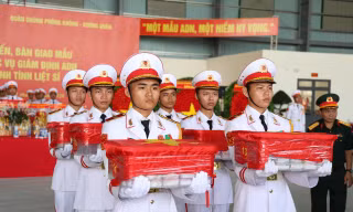 Lễ bàn giao mẫu hài cốt các liệt sĩ để đưa ra Hà Nội giám định ADN