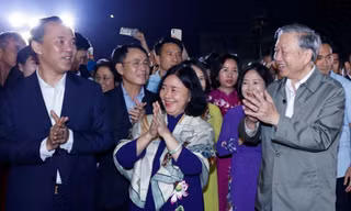 Tổng Bí thư Tô Lâm, Chủ tịch Ủy ban Trung ương MTTQ Việt Nam Bùi Thị Minh Hoài chung vui cùng bà con trong Ngày hội đại đoàn kết dân tộc phường Thượng Cát (TP Hà Nội)Ảnh: TTXVN 