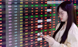 Chứng khoán 'đỏ lửa' đầu tuần, VN-Index mất hơn 14 điểm