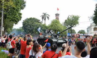 Đoàn diễu binh, diễu hành đi giữa vòng tay nhân dân