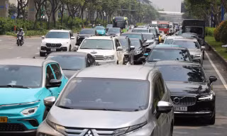 Bốn ô tô va chạm liên hoàn gần cầu Sài Gòn, ùn ứ gần 2km