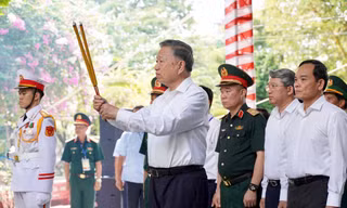 Tổng Bí thư, Chủ tịch nước Tô Lâm dâng hoa, dâng hương tưởng niệm Anh hùng liệt sĩ tại công viên Lê Thị Riêng
