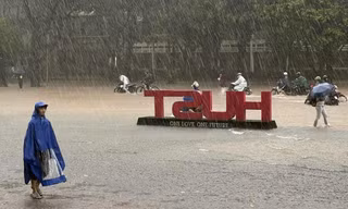 Mưa lớn, ngập sâu, thêm nhiều trường đại học ở Hà Nội cho sinh viên học trực tuyến