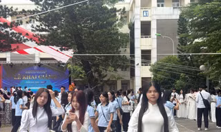 Những tân sinh viên dự lễ khai giảng năm học mới tại trường ĐH Thủ đô Hà Nội. Ảnh: Đỗ Hợp
