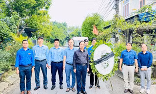 PGS.TS Trần Xuân Trường – Bí thư Đảng ủy, Hiệu trưởng Trường Đại học Mỏ - Địa chất, cùng lãnh đạo các khoa ã có mặt tại quê nhà sinh viên Nguyễn Đình Sang – K71, Khoa Cơ - Điện để thăm viếng và chia buồn cùng gia đình. Ảnh: Trường ĐH Mỏ- Địa chất