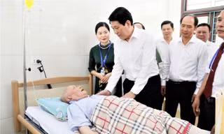 Chủ tịch nước Lương Cường thăm, tặng quà thương binh tại Ninh Bình