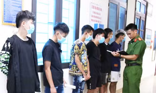 Hai nhóm đối tượng mang hung khí rượt đuổi nhau và cướp tài sản