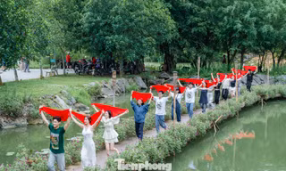 Du khách nhộn nhịp khám phá miền đất Cố đô Hoa Lư dịp 2/9