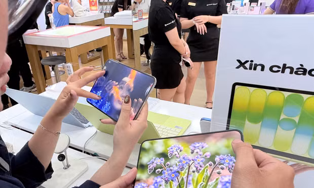 Người trẻ TPHCM xếp hàng háo hức chờ 'đập hộp' iPhone gập đầu tiên