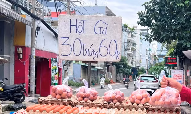 Trứng gà giá rẻ len lỏi đến tận nhà