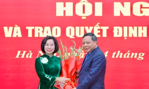 Trao quyết định về công tác cán bộ của Ban Thường vụ Thành ủy Hà Nội