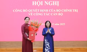 Công bố quyết định của Bộ Chính trị về công tác cán bộ