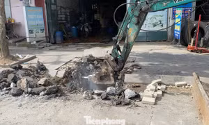 Hà Nội: Vỉa hè vừa 'thay áo mới' đã tiếp tục đào lên thi công cống thoát nước