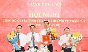 Hà Nội công bố, trao thêm nhiều quyết định về công tác cán bộ 