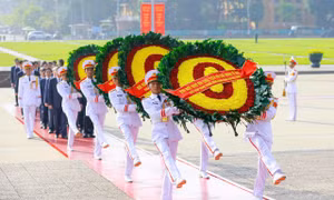 Lãnh đạo Đảng, Nhà nước vào Lăng viếng Bác và dâng hương tưởng niệm các Anh hùng liệt sĩ