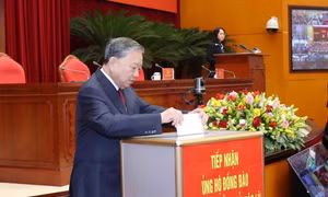 Tổng Bí thư Tô Lâm và các đại biểu quyên góp ủng hộ đồng bào khắc phục hậu quả bão lũ
