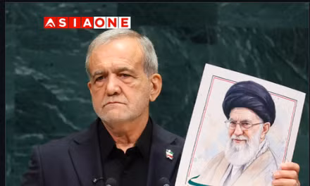 Tổng thống Iran giơ ảnh cố Lãnh tụ Tối cao Ali Khamenei trong bài phát biểu gây chú ý tại Liên Hợp Quốc
