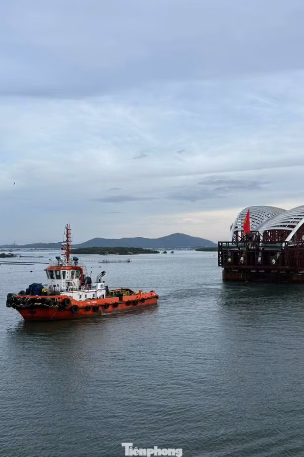 Nhịp cầu đi bộ 3.400 tấn bắt đầu hành trình 124km về Bến Bạch Đằng