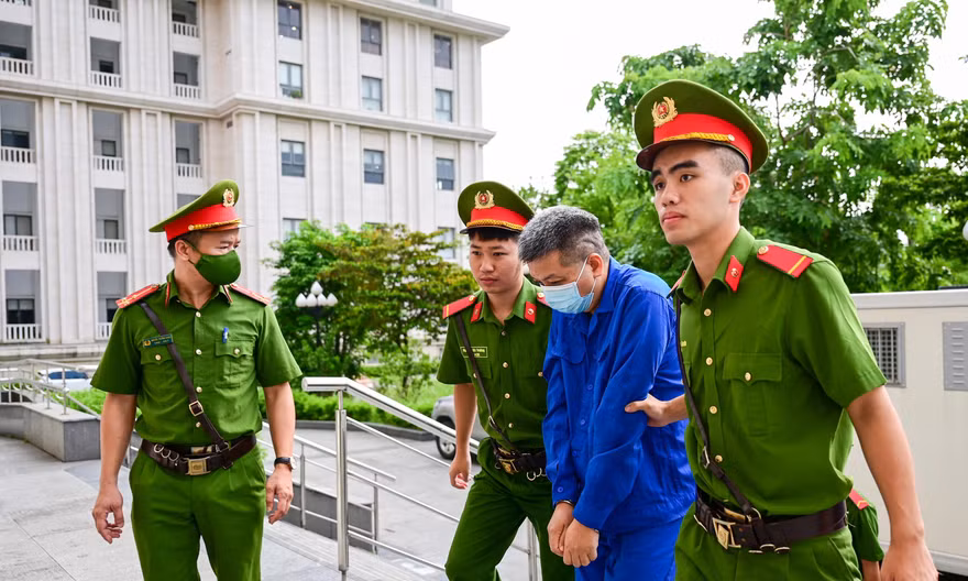 Cảnh sát dẫn giải cựu Thứ trưởng Nguyễn Bá Hoan và đồng phạm đến tòa
