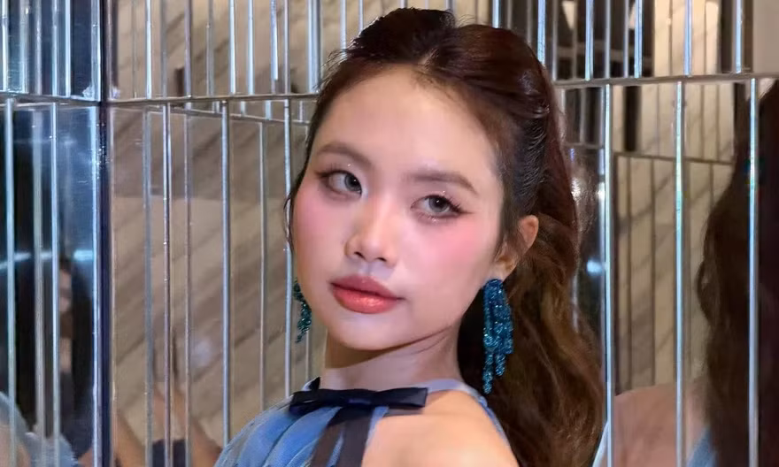 Phương Mỹ Chi một mình đấu gần 60 nghệ sĩ