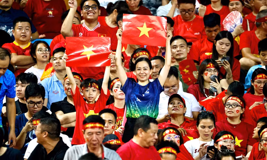 Người dân cả nước vỡ òa sau bàn thắng của Hoàng Hên