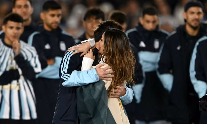 Messi ôm chặt nữ ca sĩ Soledad.