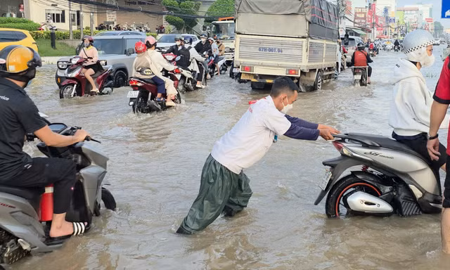 Triều cường tại Cần Thơ tiếp tục lên cao, nhiều tuyến đường ngập sâu, người dân gặp khó khăn trong di chuyển sáng đầu tuần.