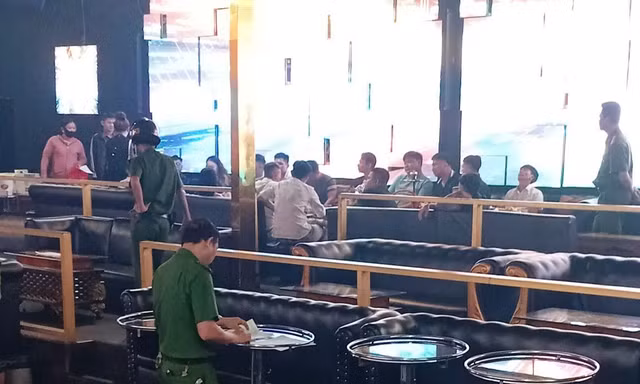 'Đột kích' cơ sở giải trí trong đêm, phát hiện hàng chục dân chơi dương tính ma túy