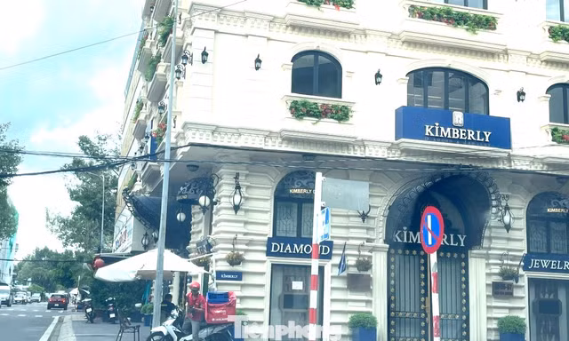 Tin mới việc cửa hàng kim cương nổi tiếng Cần Thơ 'cửa đóng then cài' 