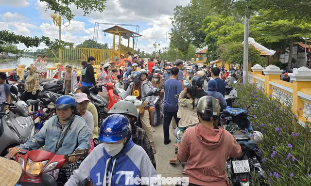 Hàng nghìn người về ngôi chùa hơn 130 tuổi ở Cần Thơ