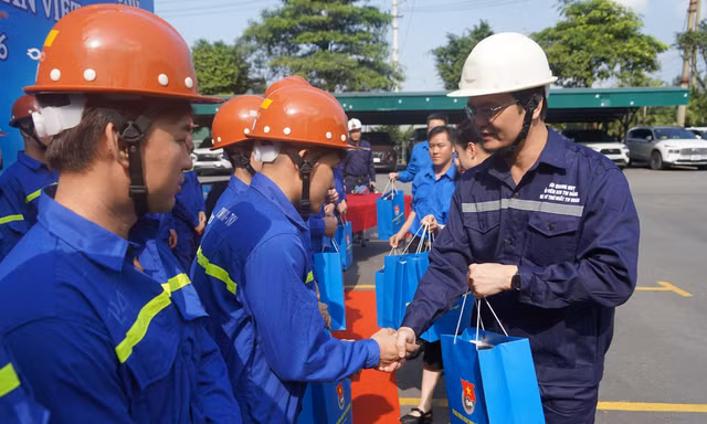 Bí thư thứ nhất Trung ương Đoàn thăm, làm việc với thanh niên công nhân ngành Than