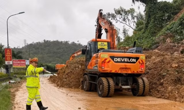 CSGT Quảng Ninh dầm mưa thông tuyến sạt lở