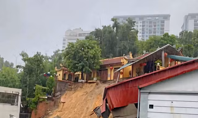 Mưa lớn gây sạt lở liên tiếp ở Quảng Ninh, một người bị mắc kẹt