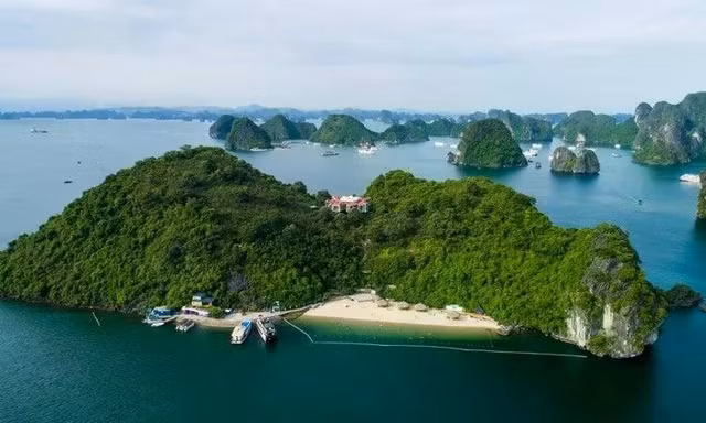 Sách du lịch nổi tiếng giới thiệu vịnh Hạ Long 'đẹp nhất thế giới'