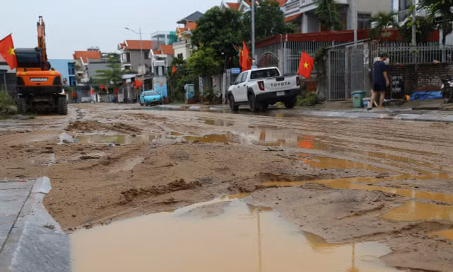 'Bão bùn' từ trên đồi đổ xuống, phủ kín gần 1km đường phố ở Quảng Ninh