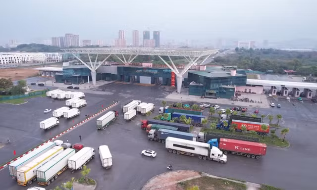 Cửa khẩu Móng Cái nhộn nhịp ngày đầu thí điểm thông quan hàng hóa cuối tuần