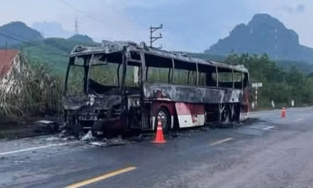 Xe khách cháy rụi ở Quảng Ninh, 23 du khách nước ngoài thoát nạn