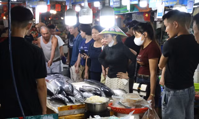 Du khách chen chân đi chợ mua hải sản Quảng Ninh 