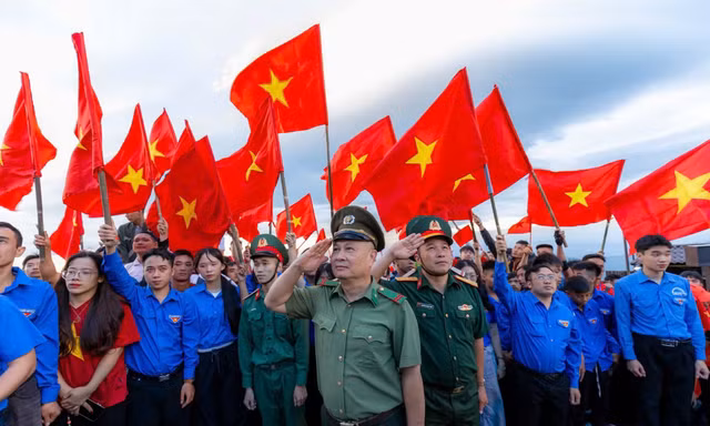 Hàng nghìn người trẻ chào cờ trên đỉnh thiêng Yên Tử
