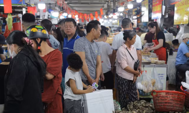 Chưa hết nghỉ lễ khách đã nườm nượp đi mua hải sản mang về 