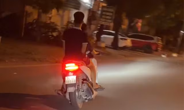 Không đội mũ bảo hiểm còn đánh võng trước đầu xe CSGT