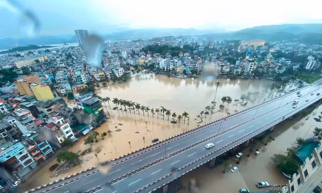 Mưa lớn, người dân Quảng Ninh bì bõm chạy lũ trong đêm