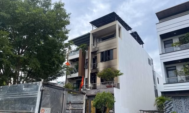 Cháy nhà 4 tầng ở Nha Trang, 2 người phải nhập viện cấp cứu