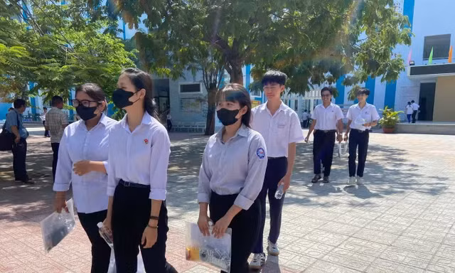 Khánh Hòa: Kỷ luật phó hiệu trưởng vụ thí sinh mang điện thoại vào phòng thi 