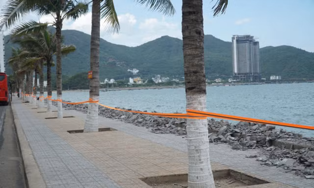 Vì sao phải thay mới lan can bờ biển Nha Trang?