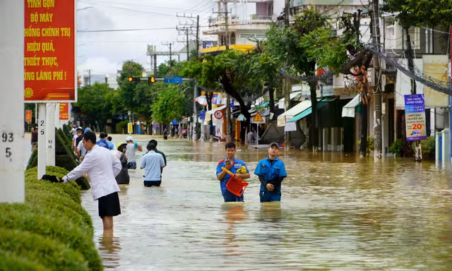 Nhiều khu vực ở Nha Trang chìm trong nước