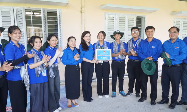 Bí thư Trung ương Đoàn động viên các đội hình tình nguyện ở Khánh Hòa