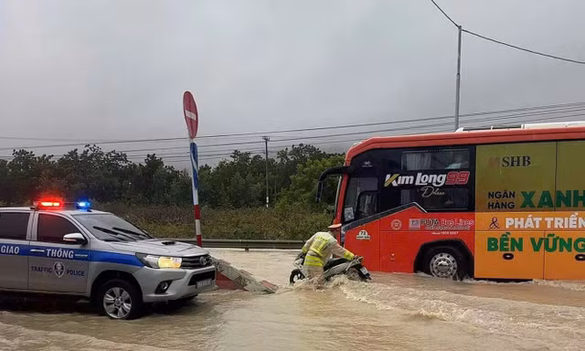 Quốc lộ 1 qua Khánh Hòa ngập sâu, nhiều hồ xả lũ 5 ngày
