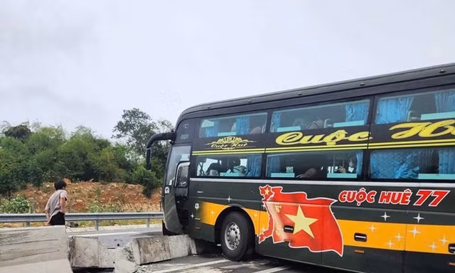 Khách hoảng loạn la hét khi xe mất lái, lao vào dải phân cách trên cao tốc 